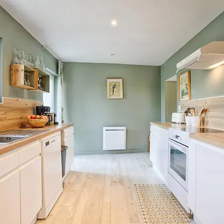 Hébergement de vacances Maison De Charme Avec Jardin à - Fr-1-788-51 *